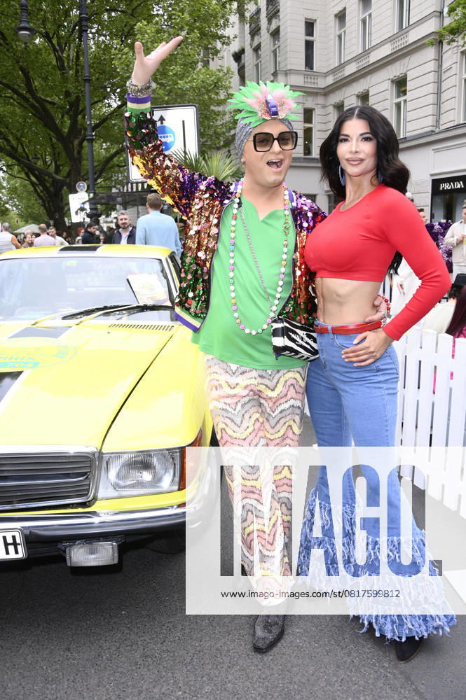 Julian F.M. Stoeckel und Micaela Schäfer bei der Präsentation des historischen Mercedes Benz SLC 280 Erwin bei den Classic Days Berlin auf dem Kurfürstendamm. Berlin