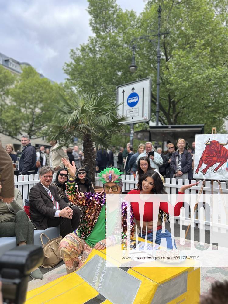 Julian F. M. Stoeckel und Micaela Schäfer bei der Präsentation des historischen Mercedes Benz SLC 280 Erwin bei den Classic Days Berlin auf dem Kurfürstendamm. Berlin, 10.05.2025 Berlin Germany