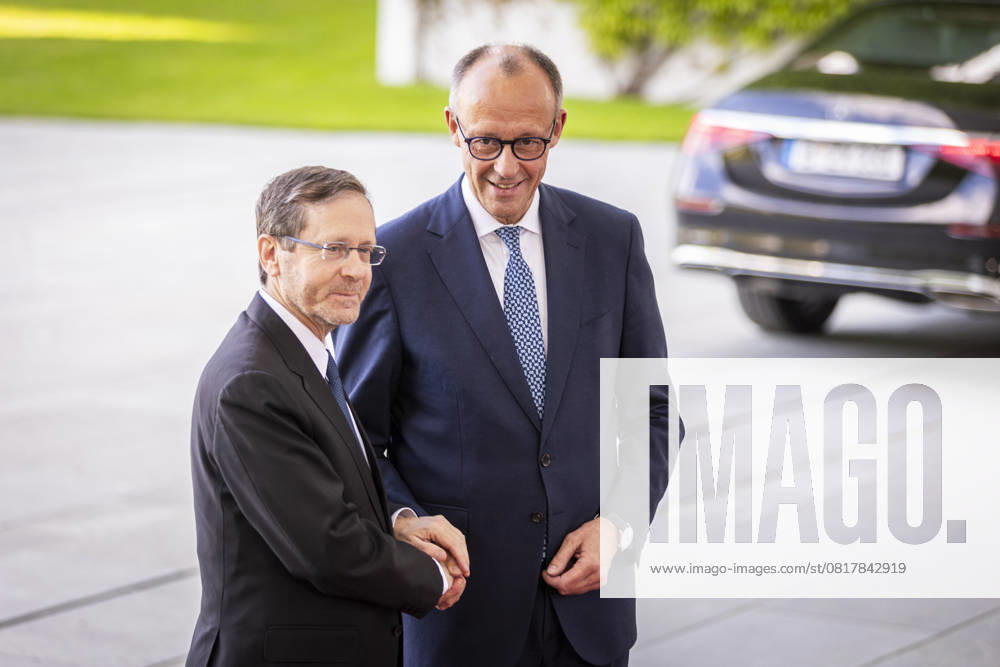 (R-L) Friedrich Merz (CDU), Bundeskanzler, empfaengt Isaac Herzog, Staatspraesident von Israel, im Bundeskanzleramt in Berlin, 12.05.2025. Berlin Deutschland
