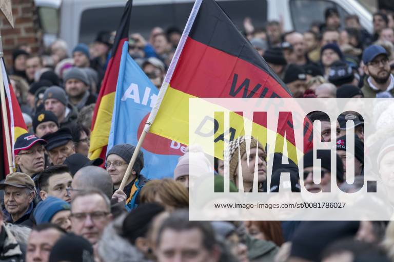 Anti-Asyl Demo in Cottbus DEU Brandenburg Cottbus: Â Am Sonnabend erlebte Cottbus gleich zwei große Demos, darunter auch eine Rechte Anti-Asyl Demo, zu der der Verein Zukunft Heimat und die mit ihr eng verbundene Brandenburger Alternative für Deutschland (AfD) aufgerufen haben. Das rechtsextreme Milieu nutzt die Gewalttätigkeit einiger junger Syrer anfang des Jahres in Cottbus nun für eine massive Kampagne gegen die Flüchtlingsaufnahme. Lange fehlte ihnen dafür ein nennenswerter Zuspruch. Dabei arbeitet der Verein schon lange mit der völkisch-nationalistischen bundesweiten Sammlungsbewegung Ein Prozent, mit der Pegida-Bewegung in Dresden und auch mit der vom Verfassungsschutz beobachteten Identitären Bewegung zusammen. Zukunft Heimat ist das Bindeglied vom populistischen bis ins rechtsextreme Milieu