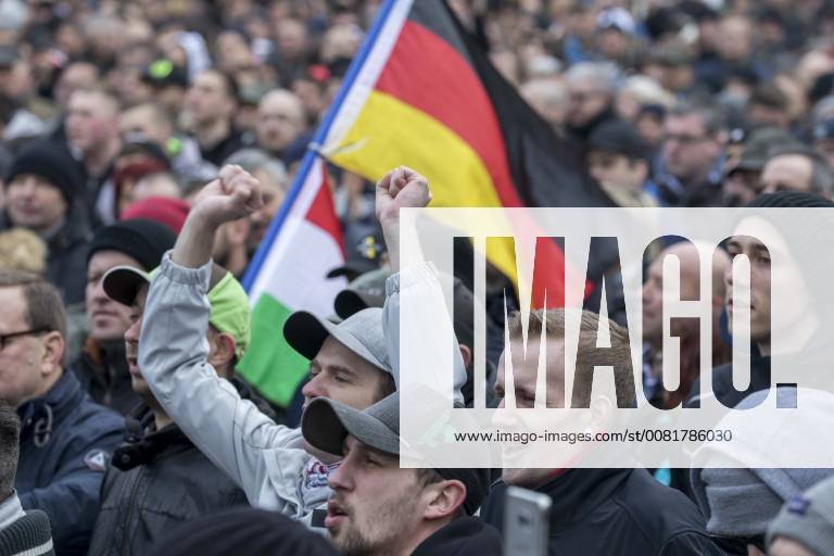 Anti-Asyl Demo in Cottbus DEU Brandenburg Cottbus: Â Am Sonnabend erlebte Cottbus gleich zwei große Demos, darunter auch eine Rechte Anti-Asyl Demo, zu der der Verein Zukunft Heimat und die mit ihr eng verbundene Brandenburger Alternative für Deutschland (AfD) aufgerufen haben. Das rechtsextreme Milieu nutzt die Gewalttätigkeit einiger junger Syrer anfang des Jahres in Cottbus nun für eine massive Kampagne gegen die Flüchtlingsaufnahme. Lange fehlte ihnen dafür ein nennenswerter Zuspruch. Dabei arbeitet der Verein schon lange mit der völkisch-nationalistischen bundesweiten Sammlungsbewegung Ein Prozent, mit der Pegida-Bewegung in Dresden und auch mit der vom Verfassungsschutz beobachteten Identitären Bewegung zusammen. Zukunft Heimat ist das Bindeglied vom populistischen bis ins rechtsextreme Milieu