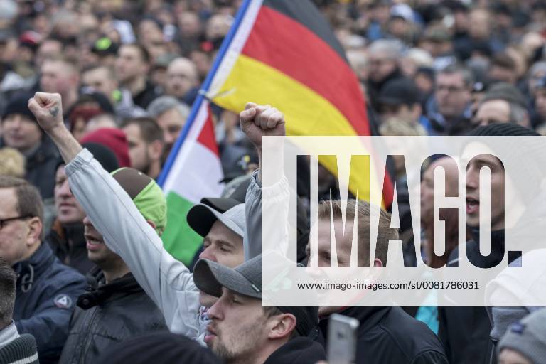 Anti-Asyl Demo in Cottbus DEU Brandenburg Cottbus: Â Am Sonnabend erlebte Cottbus gleich zwei große Demos, darunter auch eine Rechte Anti-Asyl Demo, zu der der Verein Zukunft Heimat und die mit ihr eng verbundene Brandenburger Alternative für Deutschland (AfD) aufgerufen haben. Das rechtsextreme Milieu nutzt die Gewalttätigkeit einiger junger Syrer anfang des Jahres in Cottbus nun für eine massive Kampagne gegen die Flüchtlingsaufnahme. Lange fehlte ihnen dafür ein nennenswerter Zuspruch. Dabei arbeitet der Verein schon lange mit der völkisch-nationalistischen bundesweiten Sammlungsbewegung Ein Prozent, mit der Pegida-Bewegung in Dresden und auch mit der vom Verfassungsschutz beobachteten Identitären Bewegung zusammen. Zukunft Heimat ist das Bindeglied vom populistischen bis ins rechtsextreme Milieu