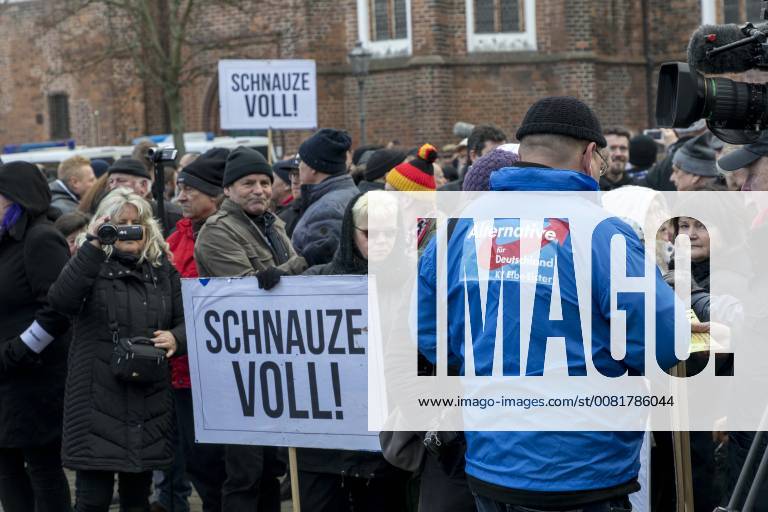 Anti-Asyl Demo in Cottbus DEU Brandenburg Cottbus: Â Am Sonnabend erlebte Cottbus gleich zwei große Demos, darunter auch eine Rechte Anti-Asyl Demo, zu der der Verein Zukunft Heimat und die mit ihr eng verbundene Brandenburger Alternative für Deutschland (AfD) aufgerufen haben. Das rechtsextreme Milieu nutzt die Gewalttätigkeit einiger junger Syrer anfang des Jahres in Cottbus nun für eine massive Kampagne gegen die Flüchtlingsaufnahme. Lange fehlte ihnen dafür ein nennenswerter Zuspruch. Dabei arbeitet der Verein schon lange mit der völkisch-nationalistischen bundesweiten Sammlungsbewegung Ein Prozent, mit der Pegida-Bewegung in Dresden und auch mit der vom Verfassungsschutz beobachteten Identitären Bewegung zusammen. Zukunft Heimat ist das Bindeglied vom populistischen bis ins rechtsextreme Milieu