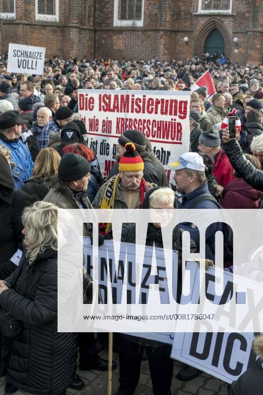 Anti-Asyl Demo in Cottbus DEU Brandenburg Cottbus: Â Am Sonnabend erlebte Cottbus gleich zwei große Demos, darunter auch eine Rechte Anti-Asyl Demo, zu der der Verein Zukunft Heimat und die mit ihr eng verbundene Brandenburger Alternative für Deutschland (AfD) aufgerufen haben. Das rechtsextreme Milieu nutzt die Gewalttätigkeit einiger junger Syrer anfang des Jahres in Cottbus nun für eine massive Kampagne gegen die Flüchtlingsaufnahme. Lange fehlte ihnen dafür ein nennenswerter Zuspruch. Dabei arbeitet der Verein schon lange mit der völkisch-nationalistischen bundesweiten Sammlungsbewegung Ein Prozent, mit der Pegida-Bewegung in Dresden und auch mit der vom Verfassungsschutz beobachteten Identitären Bewegung zusammen. Zukunft Heimat ist das Bindeglied vom populistischen bis ins rechtsextreme Milieu