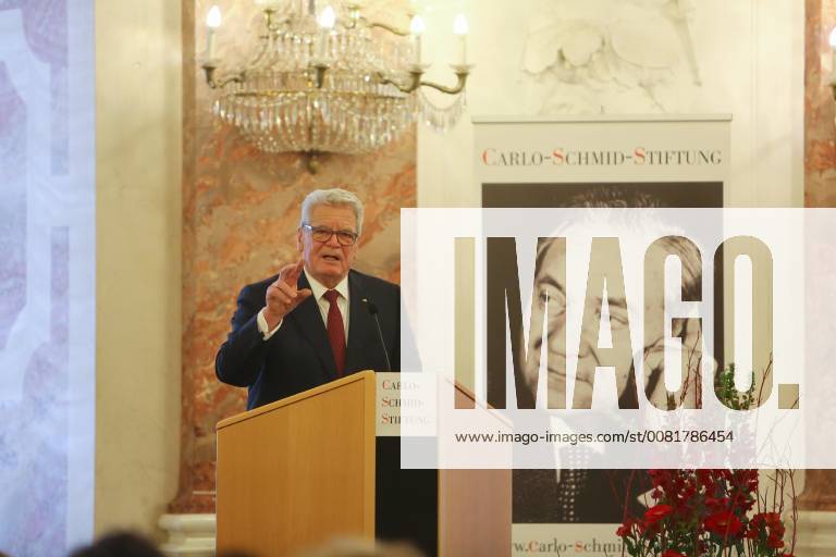 Gauck mit Carlo-Schmid Preis geehrt Mannheim. 03.02.18 Schloss. Alt-Bundespräsident Joachim Gauck (78) ist in Mannheim mit dem Preis der SPD-nahen Carlo-Schmid-Stiftung ausgezeichnet worden. Gauck werde unter anderem als Brückenbauer zwischen Ost und West in Deutschland und Europa geehrt, begründete die Stiftung mit Sitz in Stuttgart am Samstag. Stiftungschef Siegmar Mosdorf überreichte Gauck die Auszeichnung am Samstag bei einer Feierstunde im Mannheimer Schloss. Die Laudatio hielt der ehemalige Kulturstaatsminister Julian Nida-Rümelin. - , Mannheim Baden-Württemberg Deutschland