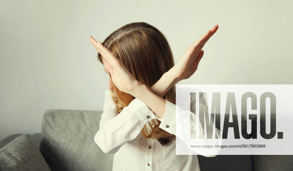 IMAGO Creative, Gesellschaft, Leisure Sickness Frau zeigt mit Handfläche Stopp-, Nein- oder Genug-Zeichen, Geste der Ablehnung, häusliche Gewalt Frau zeigt mit Handfläche Stopp-, Nein- oder Genug-Zeichen, Geste der Ablehnung, häusliche Gewalt (License=RF) ,model released, Symbolfoto