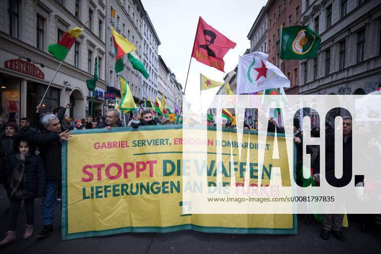 Protest Afrin Mehrere tausend Menschen demonstrieren in Berlin gegen die Angriffe des türkischen Militärs auf die syrische Stadt Afrin. Die Türkei geht militärisch gegen die kurdischen Militaereinheiten JPG und YPJ vor, welche mit Unterstütung der USA gegen die islamistischen Terroristen des sogenannten Islamischen Staat vorgehen. Demonstranten mit Banner: Gabriel serviert, Erdogan bombadiert. Stoppt die Waffenlieferungen an die Türkei. Berlin Berlin Deutschland