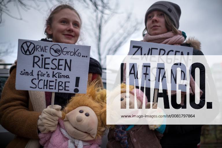 Klimaschutz-Protest Berlin Mehrere hundert Menschen demonstrieren in Berlin für einen Ausstieg aus der Kohleenergie. Zum Ende der Koalitionsverhandlungen zwischen CDU CSU und SPD bilden die Aktivisten symbolisch eine Rote Linie um das Willy-Brandt-Haus. Berlin Berlin Deutschland