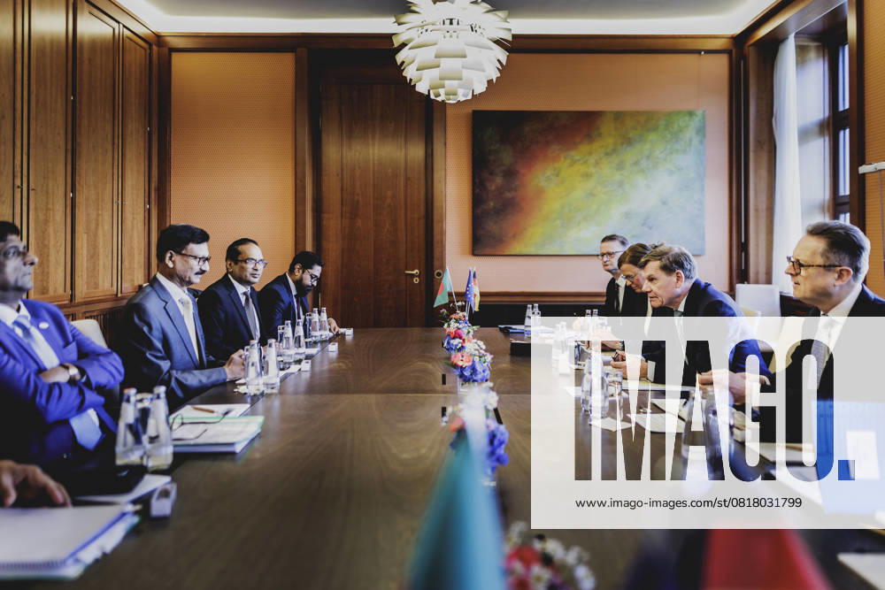 (R-L) Johann Wadephul (CDU), Bundesaussenminister, und Touhid Hossain, Aussenminister von Bangladesch, aufgenommen im Rahmen des UN Peacekeeping Ministerial 2025. Berlin, 13.05.2025. Fotografiert im Auftrag des Auswaertigen Amtes Berlin Deutschland