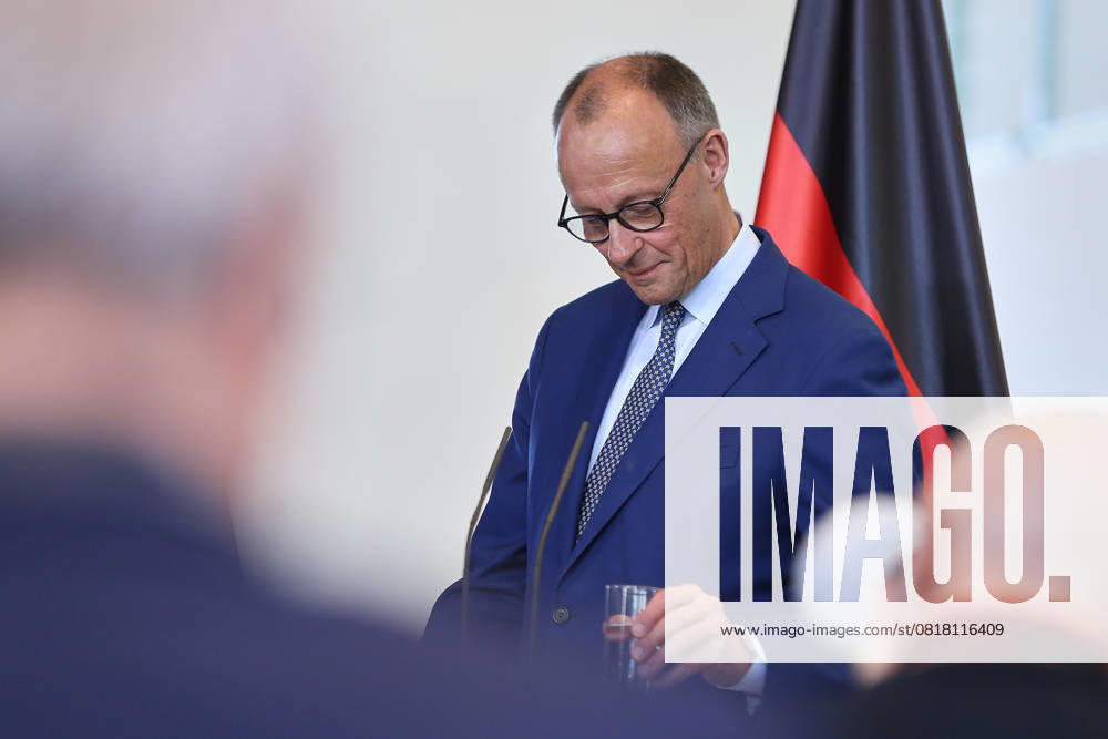 Berlin, Deutschland, 13.05.2025: Bundeskanzleramt: Empfang des griechischen Ministerpräsidenten durch den deutschen Kanzler: Bundeskanzler Friedrich Merz (CDU) hält ein Glas Wasser in der Hand