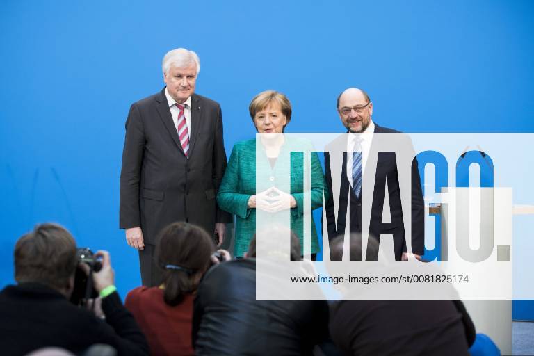 Themen der Woche Angela Merkel, Horst Seehofer und Martin Schulz posieren fuer die Fotografen am Ende einer Pressekonferenz zur Ankuendigung des Erreichten Kompromiss beim Koalitionsvertrag in der CDU-Bundesparteizentrale Konrad-Adenauer-Haus in Berlin am 7. Februar 2018. Koalitionsverhandlungen in Berlin