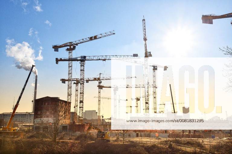 Wohnungsbau, Immobilien, Mietwohnungen, Eigentumswohnungen, Neubauten, Mietpreisbremse, Baulücke, Sozialer Wohnungsbau. Baukräne stehen auf dem großen Baugrundstück in der Heidestraße in Berlin, aufgenommen am 6. Februar 2018. ACHTUNG: Auf diesem Foto liegt ein Filter vom Bildbearbeitungsprogramm Snapseed! Berlin Deutschland