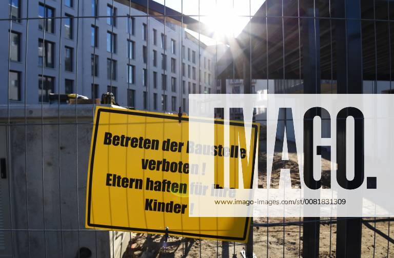 Wohnungsbau, Immobilien, Mietwohnungen, Eigentumswohnungen, Neubauten, Mietpreisbremse, Baulücke, Sozialer Wohnungsbau. Das Baugrundstück der Genossenschaft Möckernkiez eG, aufgenommen am 6. Februar 2018 in Berlin-Kreuzberg. Berlin Deutschland