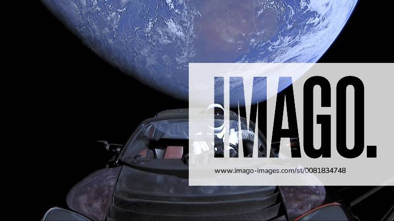 Themen der Woche The Tesla Roadster launched atop a SpaceX Falcon Heavy rocket Tuesday during the powerful booster’s maiden flight was expected to pass beyond the moon’s orbit overnight Wednesday and reach the orbit of Mars in July as it puts Earth in its rear view mirror, analysts said. SpaceX founder and chief designer Elon Musk released a spectacular final photo earlier in the day from a camera on the rocket’s second stage showing the Tesla and it’s space-suited driver Starman outbound with an increasingly distant crescent Earth in the backgroun United States 572272