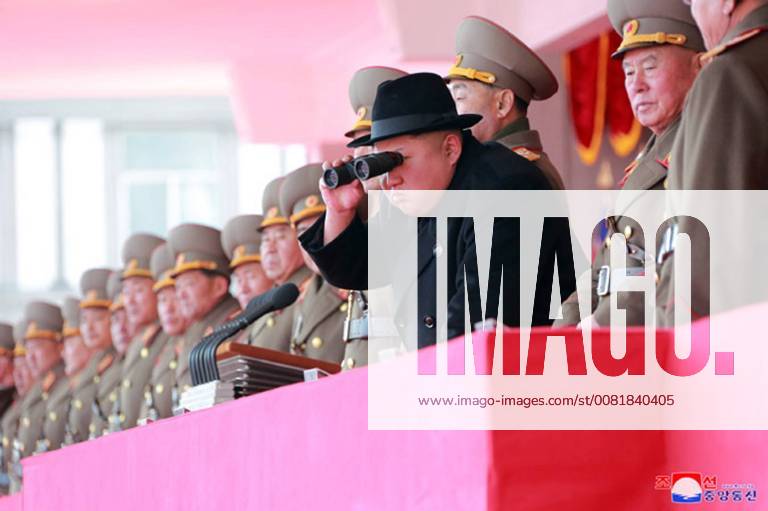 Nordkorea: Militärparade in Pjöngjang This image released on February 8, 2018, by the North Korean Official News Service (KCNA), shows North Korean leader Kim Jong Un watching on as troops marched through Kim Il Sung Square in a show of military might on the eve of the 2018 Winter Olympics in Pyeongchang, South Korea. WAX2018020807 KCNA