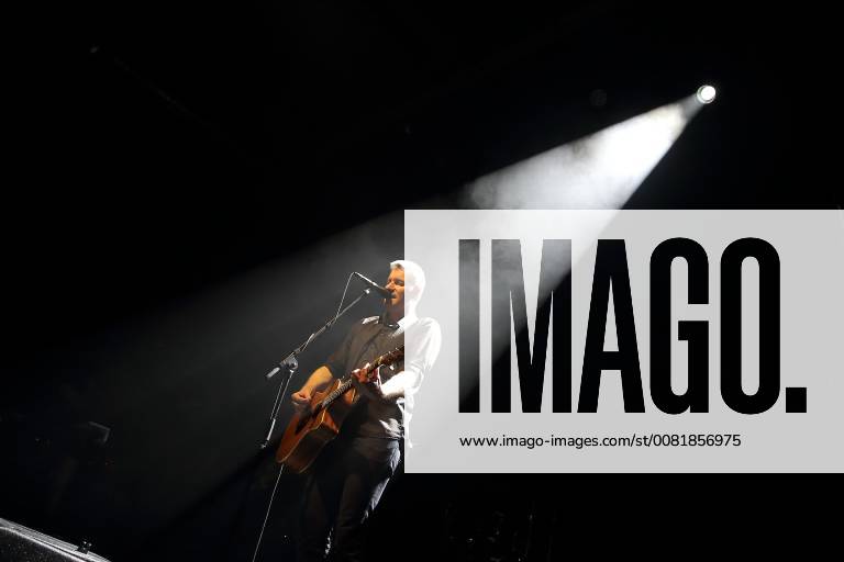 Marcus Wiebusch von der Band Kettcar bei einem Konzert in der Columbiahalle in Berlin, 10. Februar 2018. Kettcar Konzert in Berlin