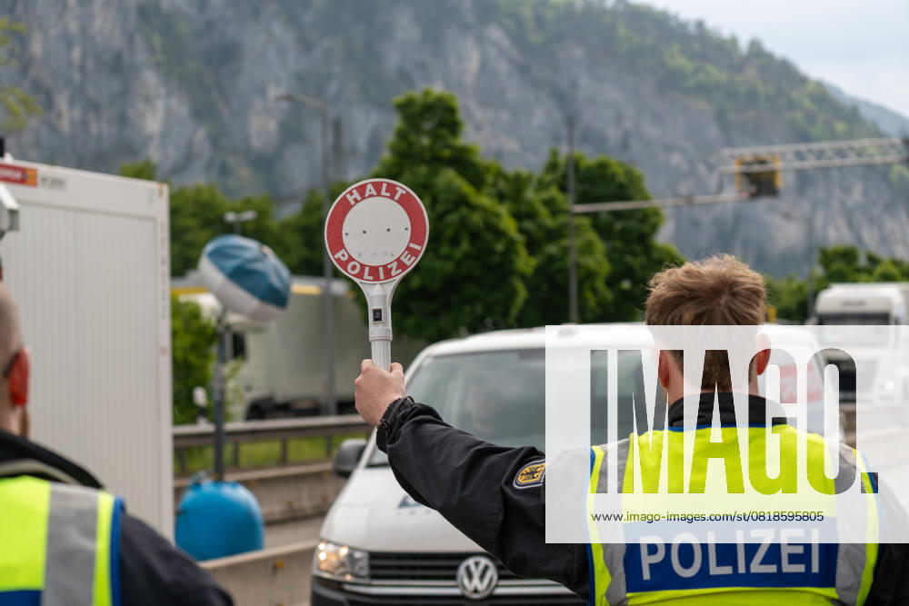 Grenzkontrolle der Bundespolizei an der Kontrollstelle Kiefersfelden, Inntal Ost, an der Autobahn A93 zwischen Deutschland und Österreich. Ein Polizist hält auf der Autobahn eine Polizeikelle mit Aufschrift HALT POLIZEI
