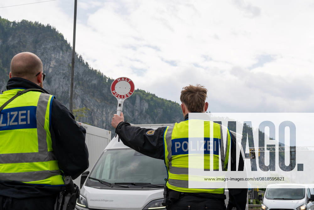 Grenzkontrolle der Bundespolizei an der Kontrollstelle Kiefersfelden, Inntal Ost, an der Autobahn A93 zwischen Deutschland und Österreich. Ein Polizist hält auf der Autobahn eine Polizeikelle mit Aufschrift HALT POLIZEI