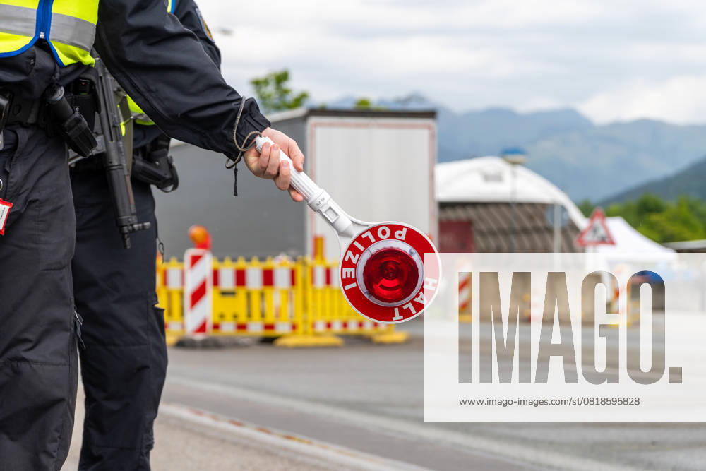 Grenzkontrolle der Bundespolizei an der Kontrollstelle Kiefersfelden, Inntal Ost, an der Autobahn A93 zwischen Deutschland und Österreich. Ein Polizist hält auf der Autobahn eine Polizeikelle mit Aufschrift HALT POLIZEI
