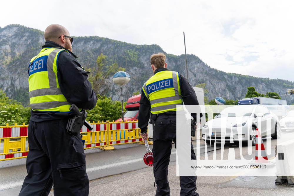 Grenzkontrolle der Bundespolizei an der Kontrollstelle Kiefersfelden, Inntal Ost, an der Autobahn A93 zwischen Deutschland und Österreich. Polizisten mit Warnweste beobachten den Verkehr auf der Autobahn