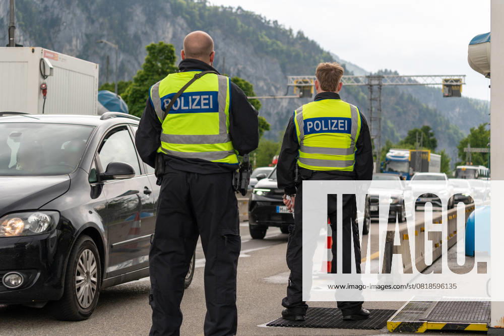 Grenzkontrolle der Bundespolizei an der Kontrollstelle Kiefersfelden, Inntal Ost, an der Autobahn A93 zwischen Deutschland und Österreich. Polizisten mit Warnweste beobachten den Verkehr auf der Autobahn