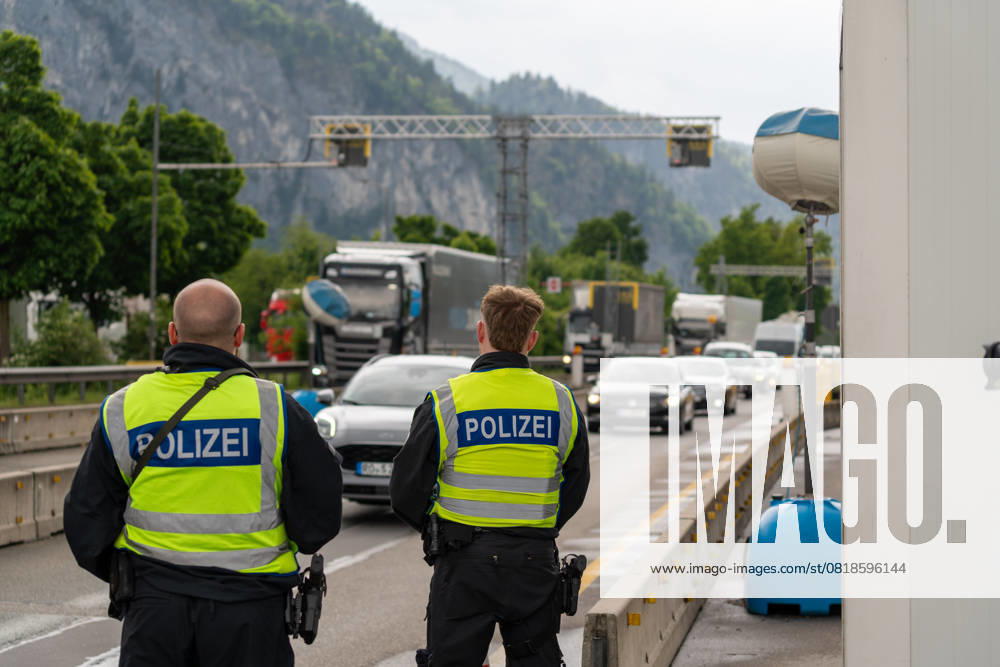 Grenzkontrolle der Bundespolizei an der Kontrollstelle Kiefersfelden, Inntal Ost, an der Autobahn A93 zwischen Deutschland und Österreich. Polizisten mit Warnweste beobachten den Verkehr auf der Autobahn