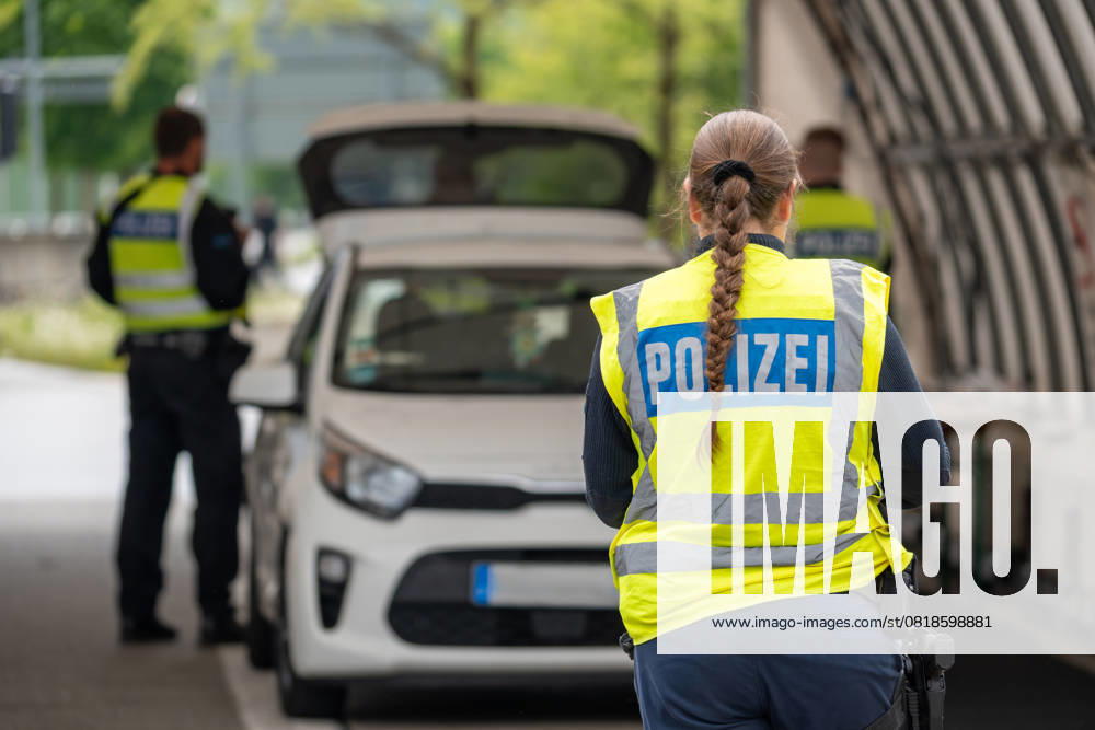 Grenzkontrolle der Bundespolizei an der Kontrollstelle Kiefersfelden, Inntal Ost, an der Autobahn A93 zwischen Deutschland und Österreich. Eine Polizistin steht mit Warnweste mit Aufschrift Polizei vor einer Fahrzeugkontrolle