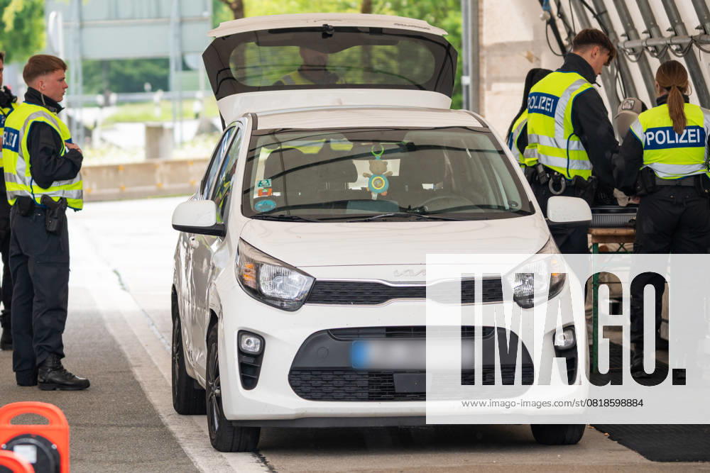Grenzkontrolle der Bundespolizei an der Kontrollstelle Kiefersfelden, Inntal Ost, an der Autobahn A93 zwischen Deutschland und Österreich. Polizeibeamte bzw. Polizisten kontrollieren ein Fahrzeug in einem Kontrollzelt