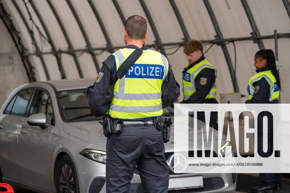 Grenzkontrolle der Bundespolizei an der Kontrollstelle Kiefersfelden, Inntal Ost, an der Autobahn A93 zwischen Deutschland und Österreich. Polizeibeamte bzw. Polizisten kontrollieren ein Fahrzeug in einem Kontrollzelt