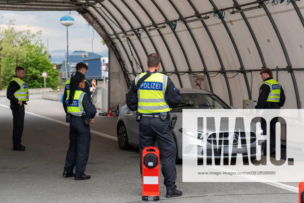 Grenzkontrolle der Bundespolizei an der Kontrollstelle Kiefersfelden, Inntal Ost, an der Autobahn A93 zwischen Deutschland und Österreich. Polizeibeamte bzw. Polizisten kontrollieren ein Fahrzeug in einem Kontrollzelt