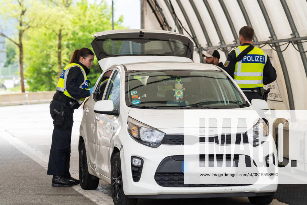 Grenzkontrolle der Bundespolizei an der Kontrollstelle Kiefersfelden, Inntal Ost, an der Autobahn A93 zwischen Deutschland und Österreich. Polizeibeamte bzw. Polizisten kontrollieren ein Fahrzeug in einem Kontrollzelt