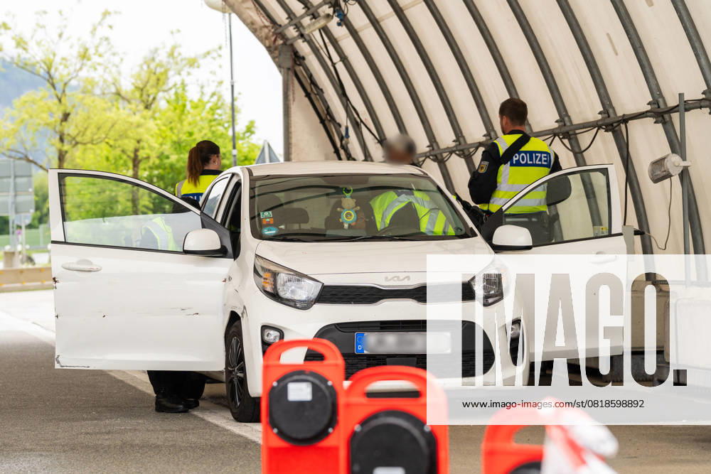 Grenzkontrolle der Bundespolizei an der Kontrollstelle Kiefersfelden, Inntal Ost, an der Autobahn A93 zwischen Deutschland und Österreich. Polizeibeamte bzw. Polizisten kontrollieren ein Fahrzeug in einem Kontrollzelt