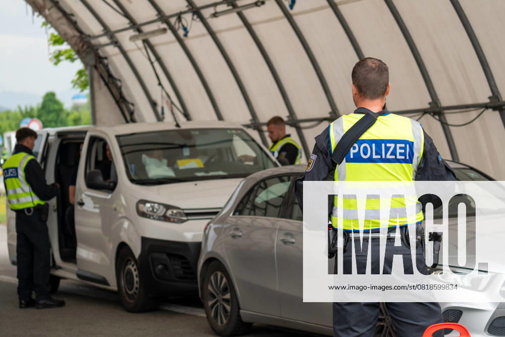 Grenzkontrolle der Bundespolizei an der Kontrollstelle Kiefersfelden, Inntal Ost, an der Autobahn A93 zwischen Deutschland und Österreich. Polizisten kontrollieren die Ausweisdokumente von Insassen von einem Kleinbus