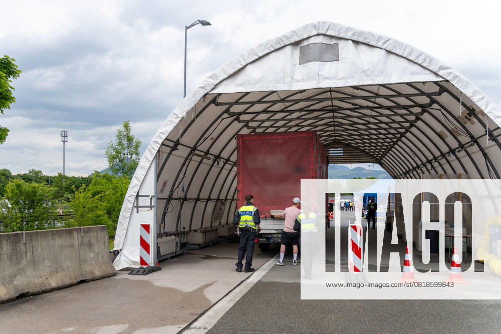 Grenzkontrolle der Bundespolizei an der Kontrollstelle Kiefersfelden, Inntal Ost, an der Autobahn A93 zwischen Deutschland und Österreich. Polizisten kontrollieren einen LKW in einem Kontrollzelt