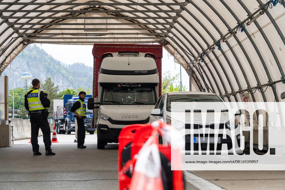 Grenzkontrolle der Bundespolizei an der Kontrollstelle Kiefersfelden, Inntal Ost, an der Autobahn A93 zwischen Deutschland und Österreich. Polizisten kontrollieren einen LKW in einem Kontrollzelt