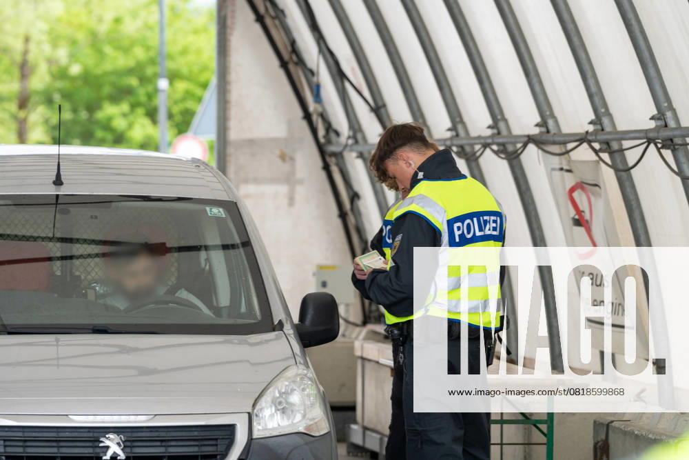 Grenzkontrolle der Bundespolizei an der Kontrollstelle Kiefersfelden, Inntal Ost, an der Autobahn A93 zwischen Deutschland und Österreich. Polizisten überprüfen die Papiere von einem PKW Fahrer bzw. Autofahrer