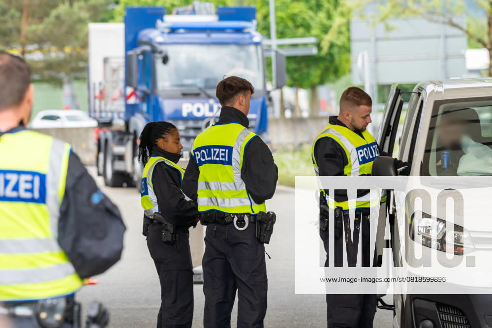 Grenzkontrolle der Bundespolizei an der Kontrollstelle Kiefersfelden, Inntal Ost, an der Autobahn A93 zwischen Deutschland und Österreich. Polizisten überprüfen die Papiere von einem PKW Fahrer bzw. Autofahrer
