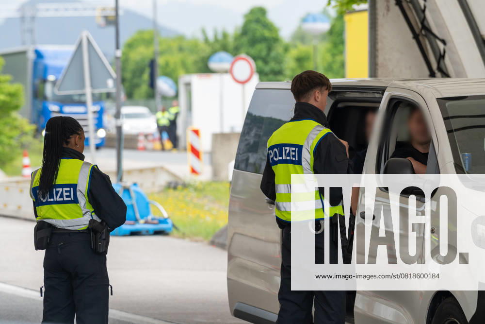 Grenzkontrolle der Bundespolizei an der Kontrollstelle Kiefersfelden, Inntal Ost, an der Autobahn A93 zwischen Deutschland und Österreich. Polizisten kontrollieren die Ausweisdokumente von Insassen von einem Kleinbus