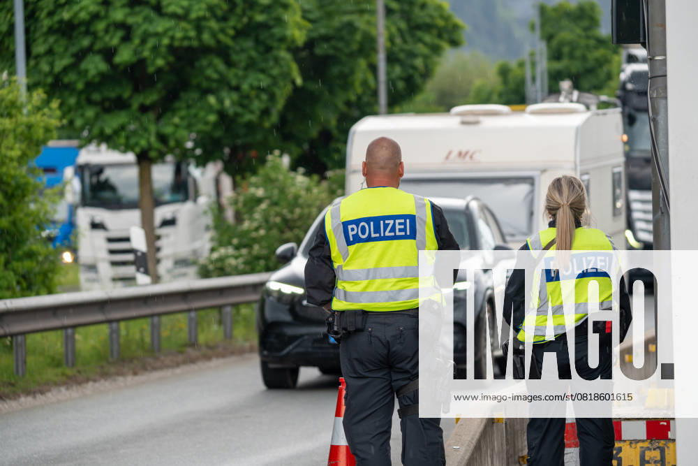 Grenzkontrolle der Bundespolizei an der Kontrollstelle Kiefersfelden, Inntal Ost, an der Autobahn A93 zwischen Deutschland und Österreich. Beamte der Polizei kontrollieren den Verkehrsfluss auf der Autobahn im Grenzgebiet