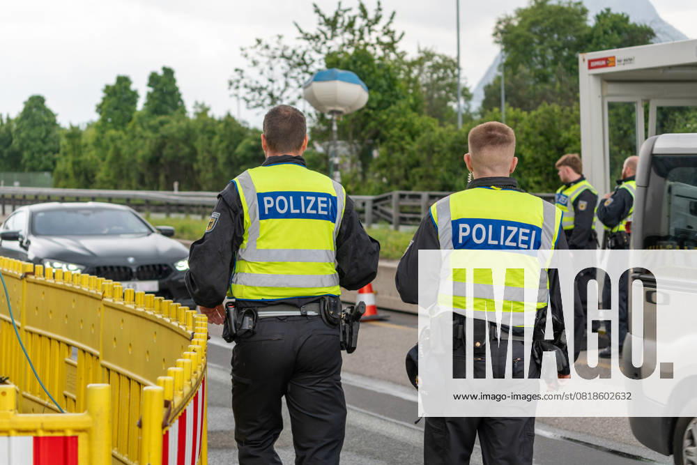 Grenzkontrolle der Bundespolizei an der Kontrollstelle Kiefersfelden, Inntal Ost, an der Autobahn A93 zwischen Deutschland und Österreich. Polizisten beobachten den Verkehr und auffällige Personen und Fahrzeuge im Grenzgebiet