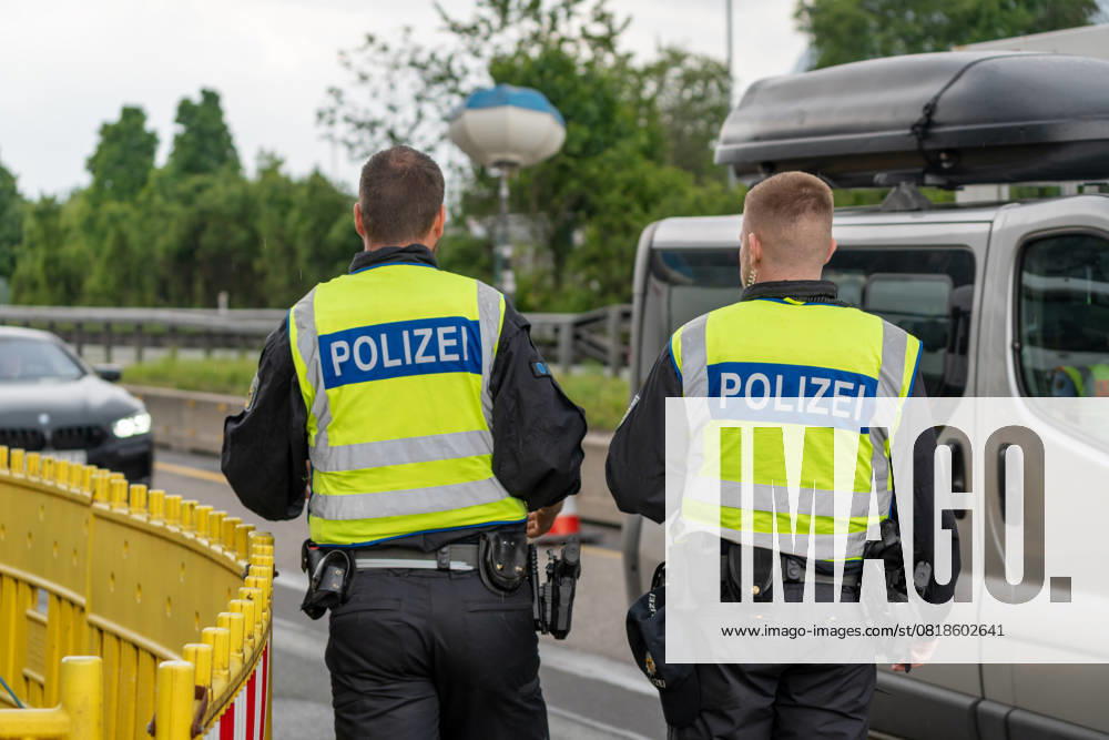 Grenzkontrolle der Bundespolizei an der Kontrollstelle Kiefersfelden, Inntal Ost, an der Autobahn A93 zwischen Deutschland und Österreich. Polizisten beobachten den Verkehr und auffällige Personen und Fahrzeuge im Grenzgebiet