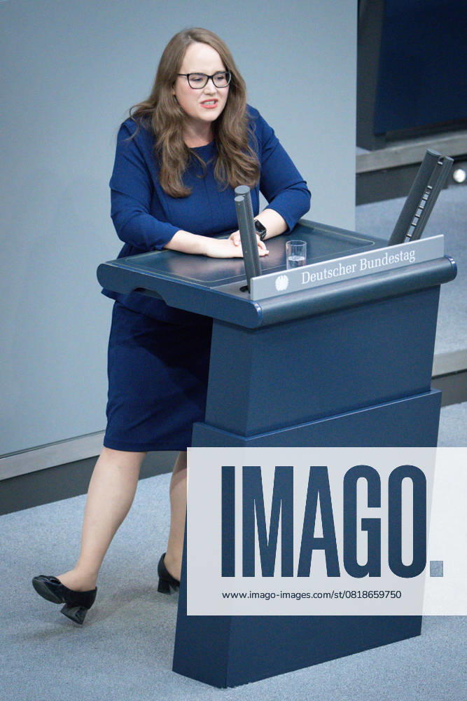 Deutscher Bundestag, 4. Plenarsitzung Ricarda Lang (Gruene) betont das nachtreten mir ihrem Fuss bei ihrer Rede zum Tagesordnungspunkt Arbeit und Soziales bei der 4. Sitzung des Deutschen Bundestag in Berlin, 15.05.2025 Berlin Berlin Deutschland