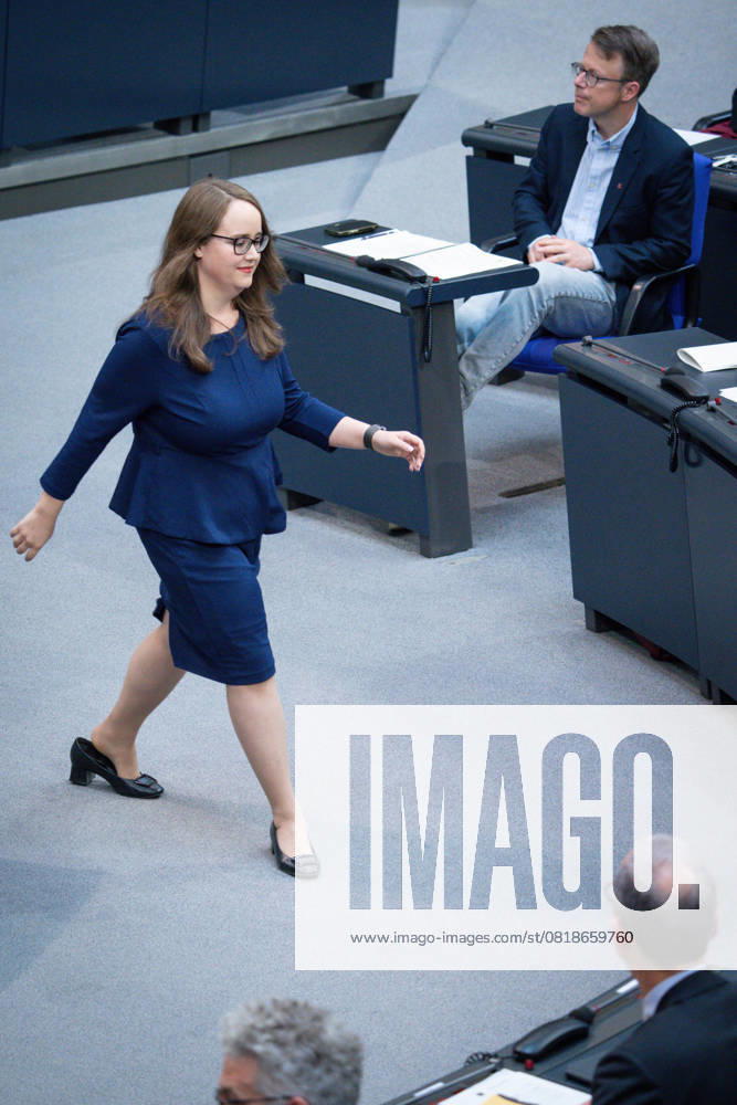 Deutscher Bundestag, 4. Plenarsitzung Ricarda Lang (Gruene) geht nach ihrer Rede beschwingt zuruck zu ihrem Platz im Plenum bei der 4. Sitzung des Deutschen Bundestag in Berlin, 15.05.2025 Berlin Berlin Deutschland
