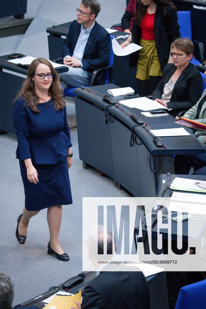Deutscher Bundestag, 4. Plenarsitzung Ricarda Lang (Gruene) geht nach ihrer Rede zum Tagesordnungspunkt Arbeit und Soziales zurueck zu ihrem Platz bei der 4. Sitzung des Deutschen Bundestag in Berlin, 15.05.2025 Berlin Berlin Deutschland