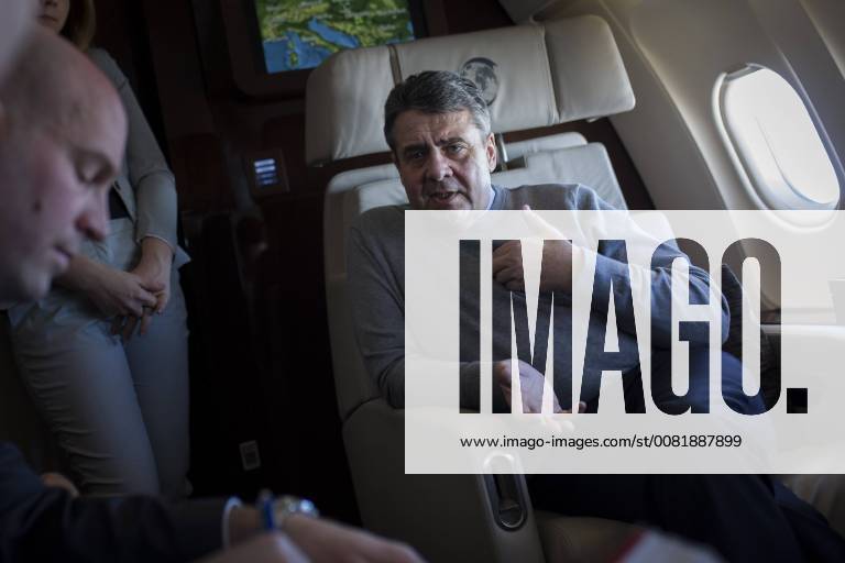 Sigmar Gabriel, SPD, Bundesaussenminister, aufgenommen bei einem Hintergrundgespraech mit Journalisten auf dem Flug nach Belgrad, 14.02.2018. Belgrad Serbia