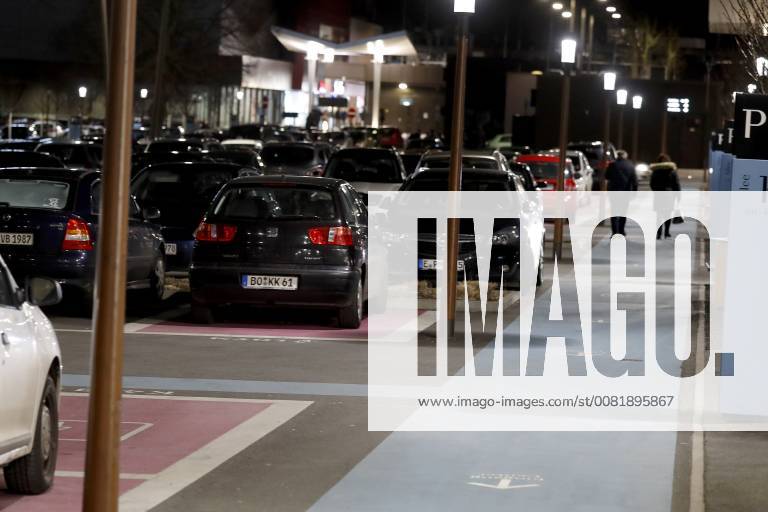 Bochum Parkplatz im dunkeln mit Laternen