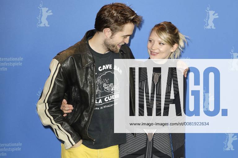 Robert Pattinson und Mia Wasikowska, die beiden Schauspieler beim Damsel Photocall im Rahmen der 68. Internationale Filmfestspiele Berlinale am 16.02.2018 in Berlin Berlinale 2018- Damsel Photo Call & Press Conference