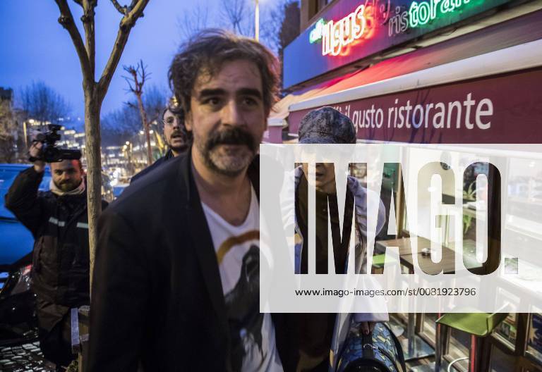 ALMAN DIE WELT GAZETESI MUHABIRI DENIZ YUCEL TUTUKLU BULUNDUGU SILIVRI CEZAEVI NDEN TAHLI OLDUKTAN SONRA ISTANBUL DA BESIKTAS TA KI EVINE GELDI. YAKLASIK 45 DAKIKA SONRA EVINDEN ESI ILE BERABER CIKAN YUCEL KONSOLOSLUK ARACINA BINEREK AYRILDI. FOTOGRAF: