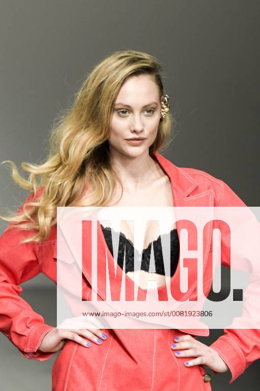 LONDRES, LO - 16.02.2018: LONDON FASHION WEEK 2018 - Marta Jakubowski& 39;s fashshn show during London Fashion Week February 2018 held at BFC SHOW SPACE, The Strand, London, England. x1487259x RichardxCallis