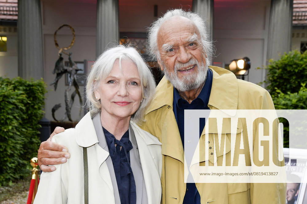 Rita Feldmeier und Achim Wolff bei der Fisch sucht Fahrrad Premiere im Schlossparktheater am 17.05.2025 in Berlin am Fisch sucht Fahrrad Premiere im Schlossparktheater in Berlin